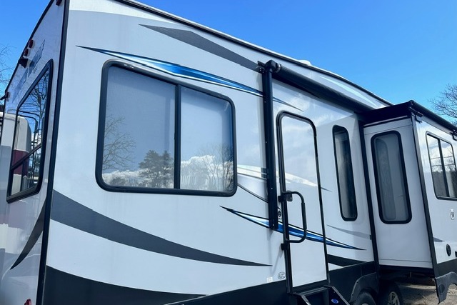 2019 Forest River RV Cherokee Arctic Wolf 305ML6 Fifth Wheel
