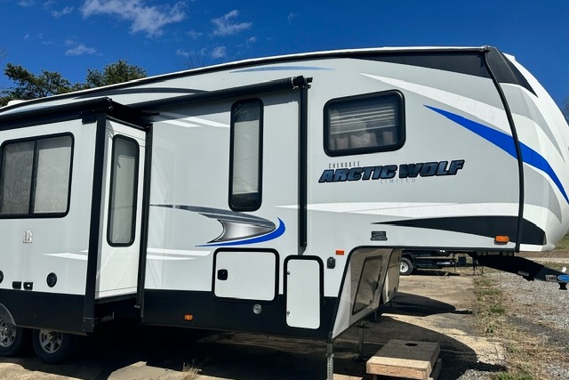 2019 Forest River RV Cherokee Arctic Wolf 305ML6 Fifth Wheel