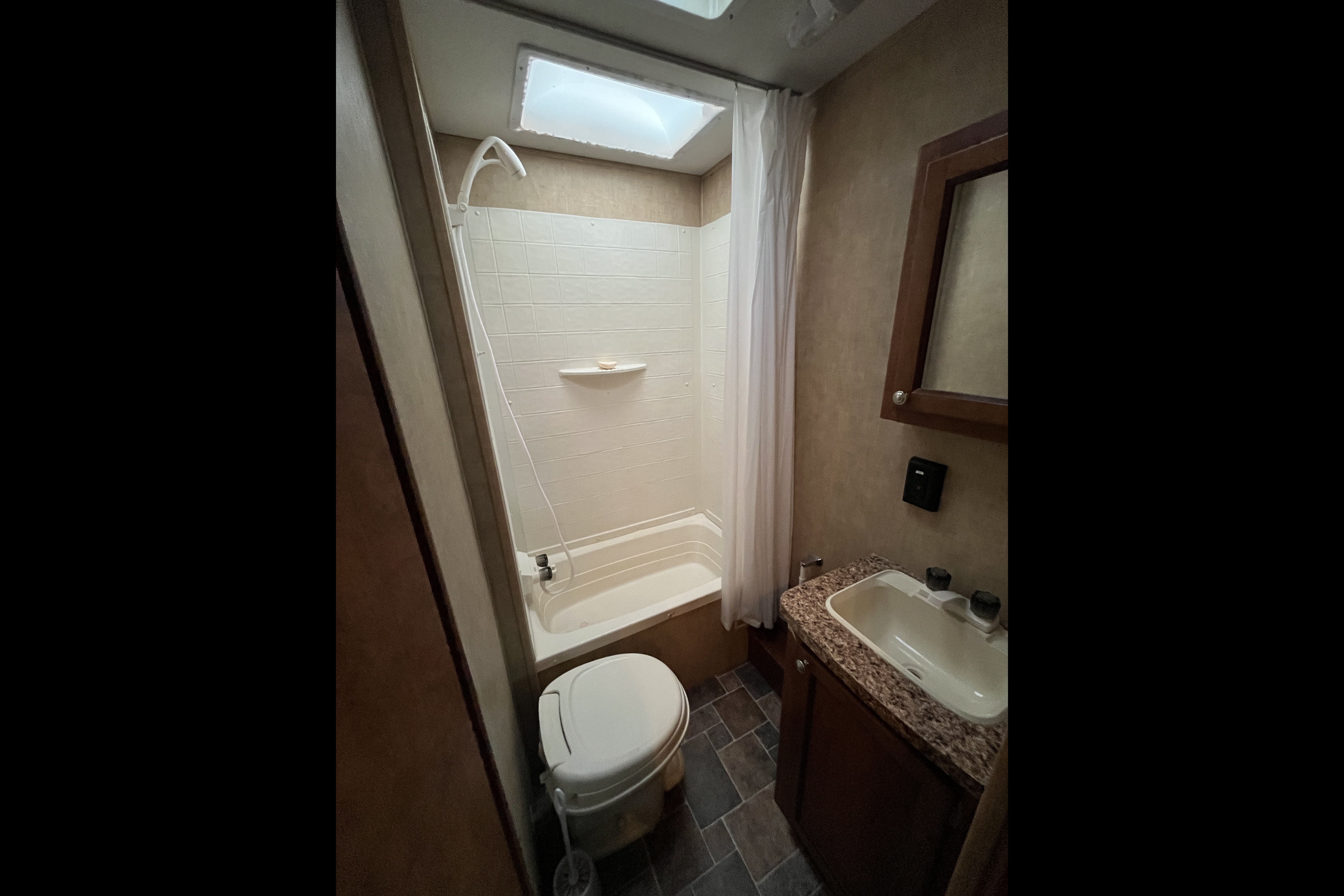 2014 Shasta Revere 27BH Travel Trailer