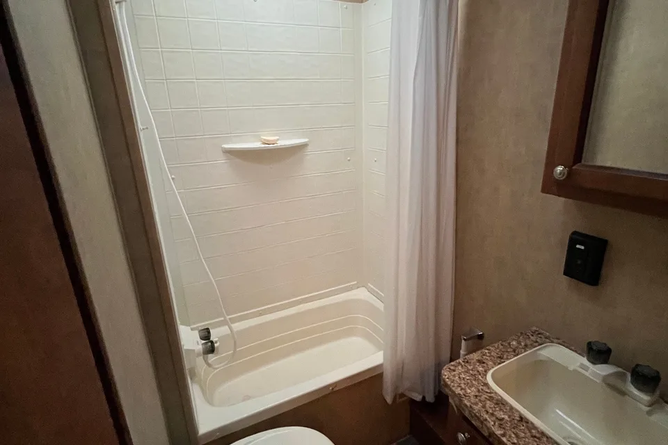 2014 Shasta Revere 27BH Travel Trailer