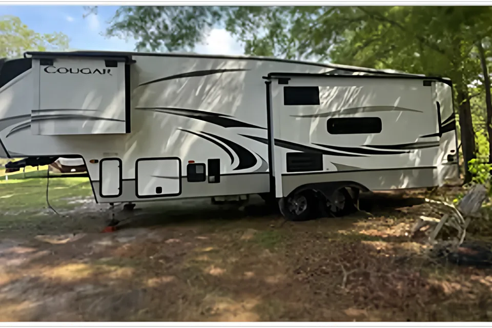 Luxe 2021 Cougar Cove 5th Wheel