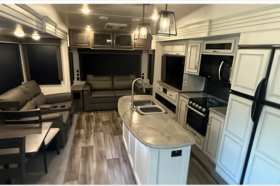 Luxe 2021 Cougar Cove 5th Wheel