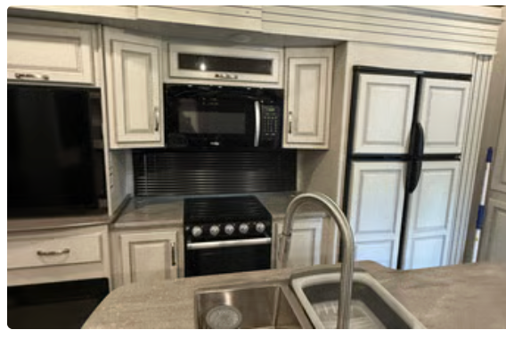 Luxe 2021 Cougar Cove 5th Wheel
