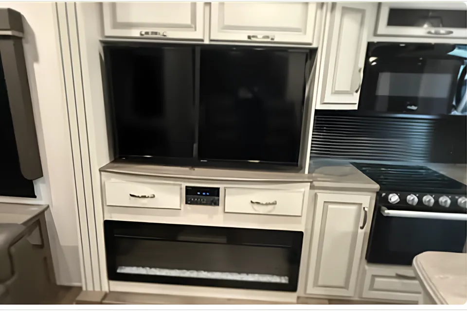 Luxe 2021 Cougar Cove 5th Wheel