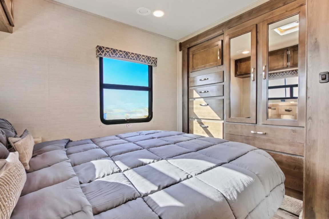 10-Person Jayco Redhawk 31F Vacation