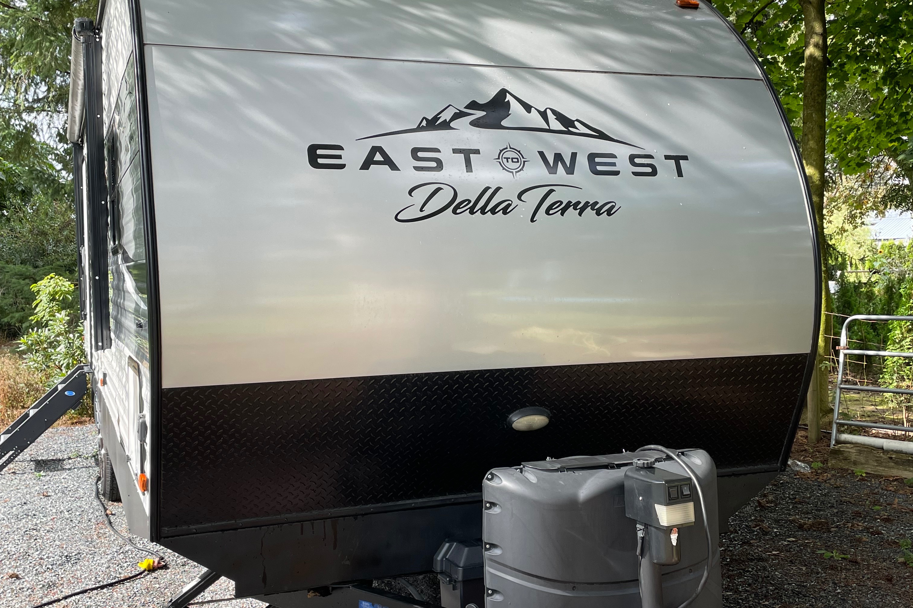 Modern and comfortable East to West 281BH Travel Trailer
