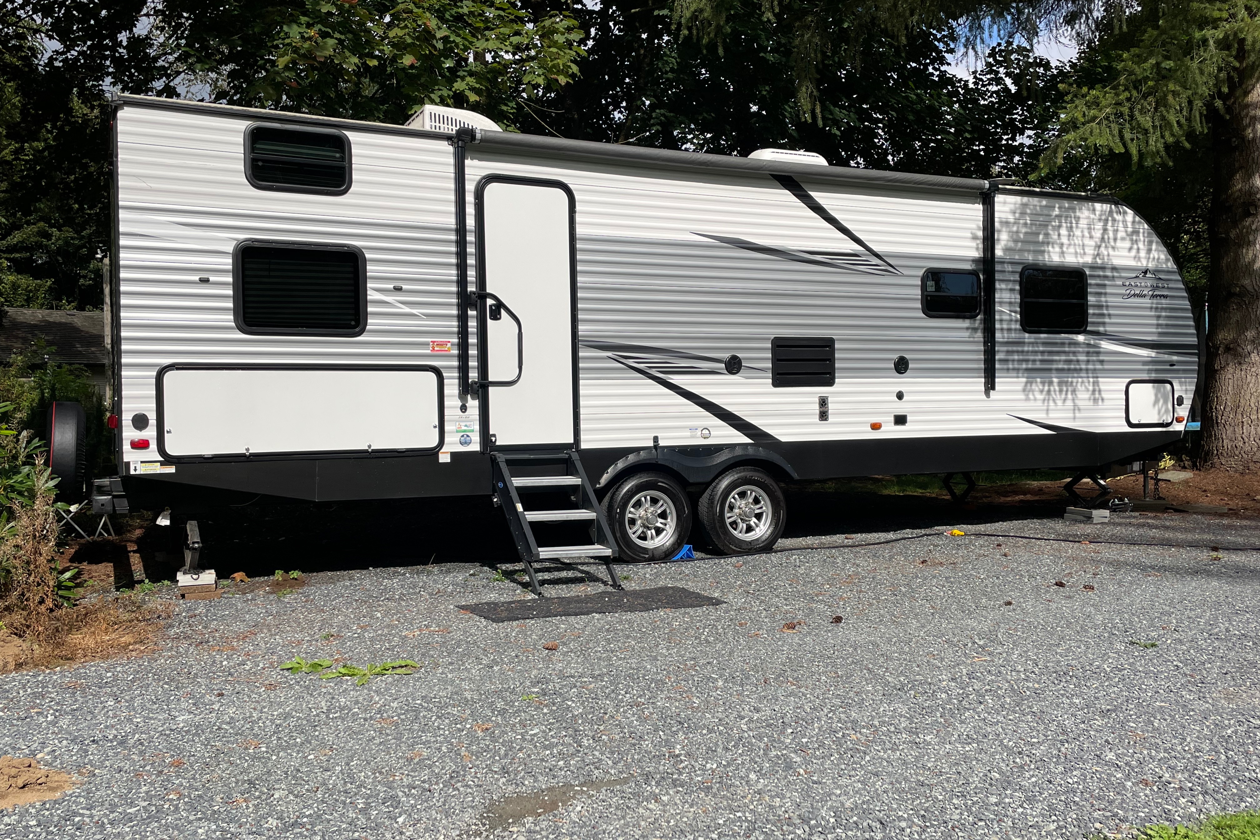 Modern and comfortable East to West 281BH Travel Trailer