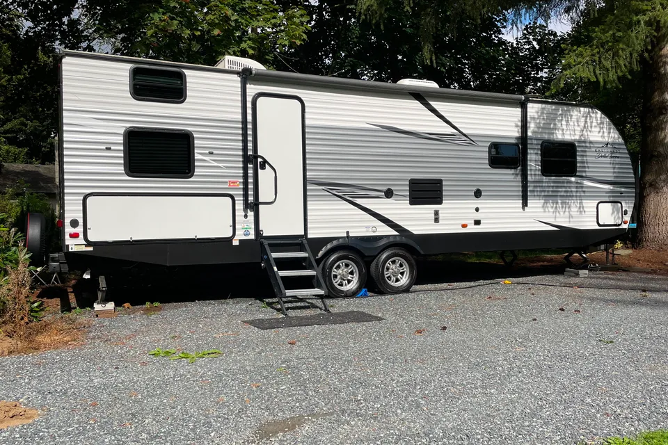 Modern and comfortable East to West 281BH Travel Trailer