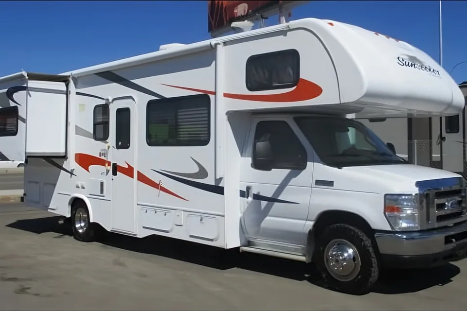Lots of Room for FAMILY and Easy to Drive Motorhome Sleeps 8 