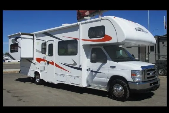Lots of Room for FAMILY and Easy to Drive Motorhome Sleeps 8
