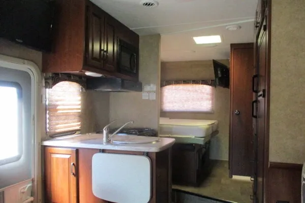 Lots of Room for FAMILY and Easy to Drive Motorhome Sleeps 8