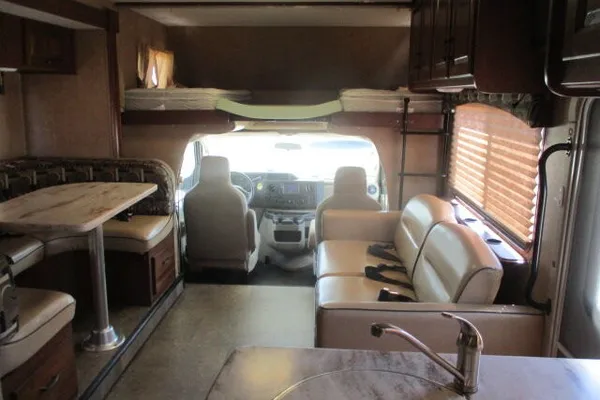 Lots of Room for FAMILY and Easy to Drive Motorhome Sleeps 8