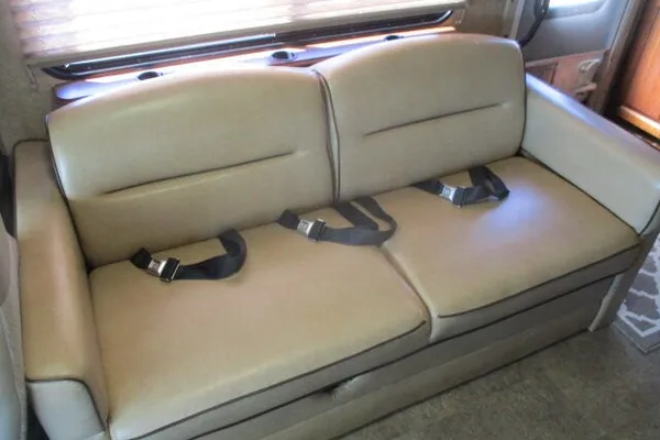 Lots of Room for FAMILY and Easy to Drive Motorhome Sleeps 8