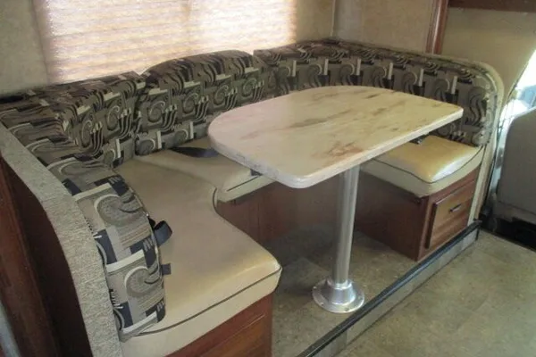 Lots of Room for FAMILY and Easy to Drive Motorhome Sleeps 8