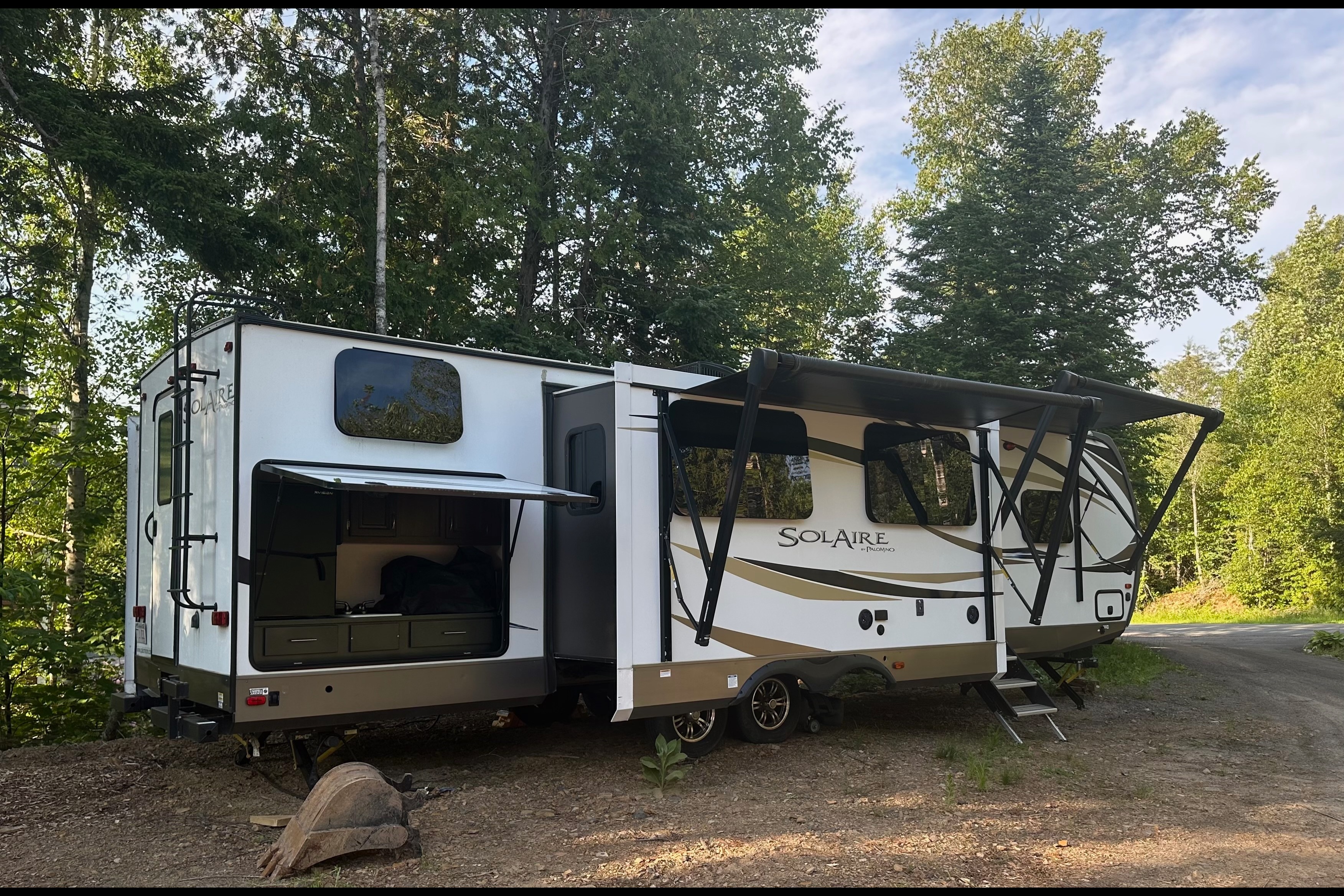 The Hutchins' Palomino 312TSQBK Travel Trailer