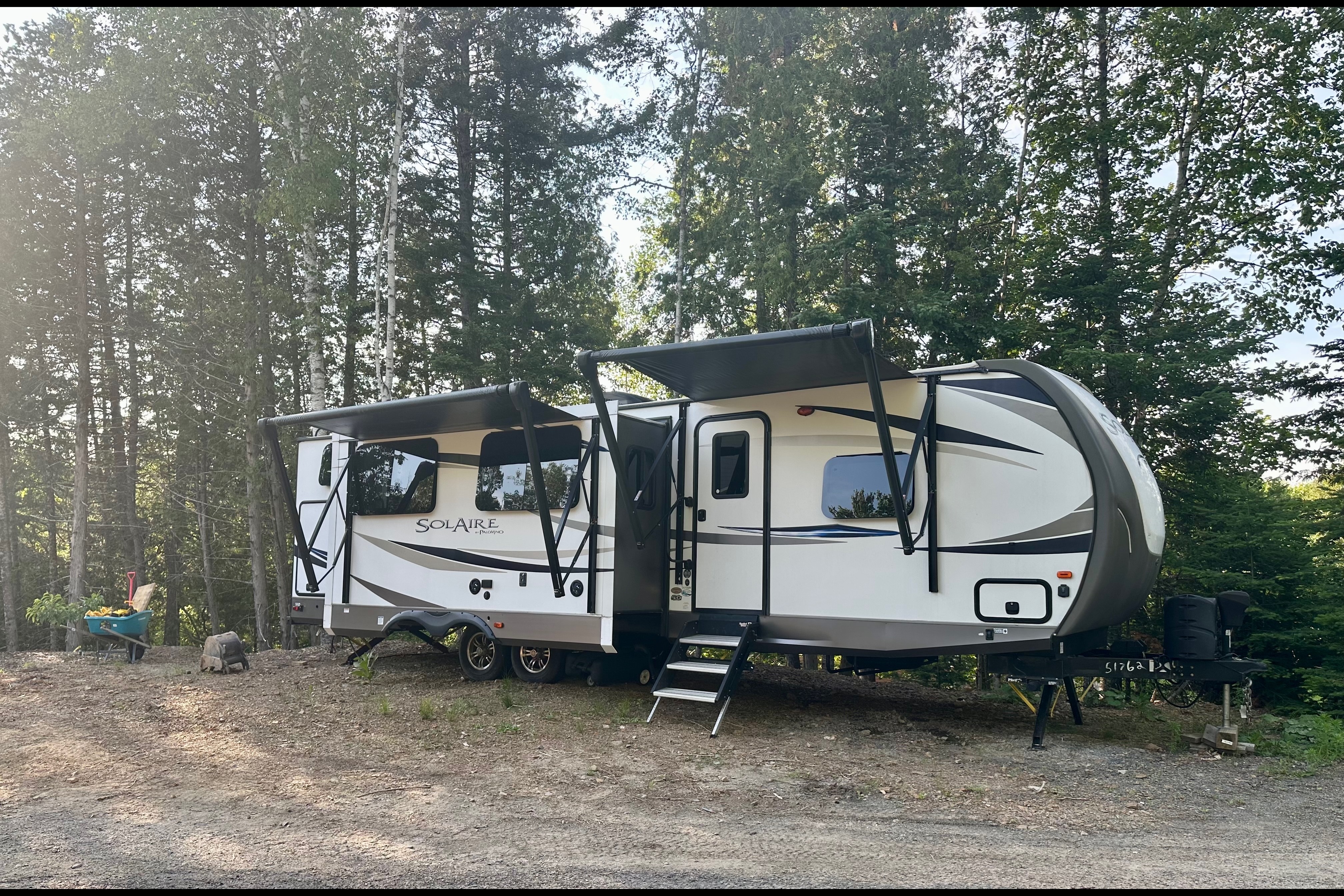 The Hutchins' Palomino 312TSQBK Travel Trailer