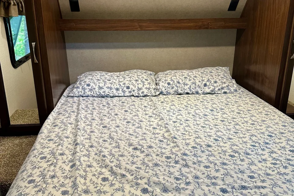 The Hutchins' Palomino 312TSQBK Travel Trailer