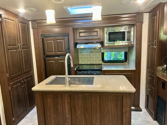 The Hutchins' Palomino 312TSQBK Travel Trailer