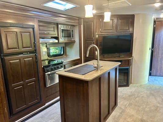 The Hutchins' Palomino 312TSQBK Travel Trailer