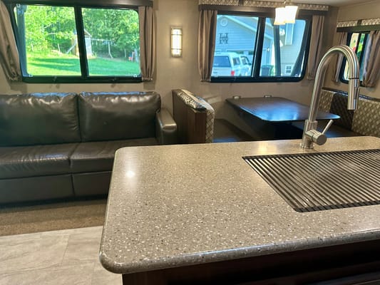 The Hutchins' Palomino 312TSQBK Travel Trailer