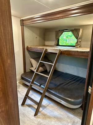 The Hutchins' Palomino 312TSQBK Travel Trailer
