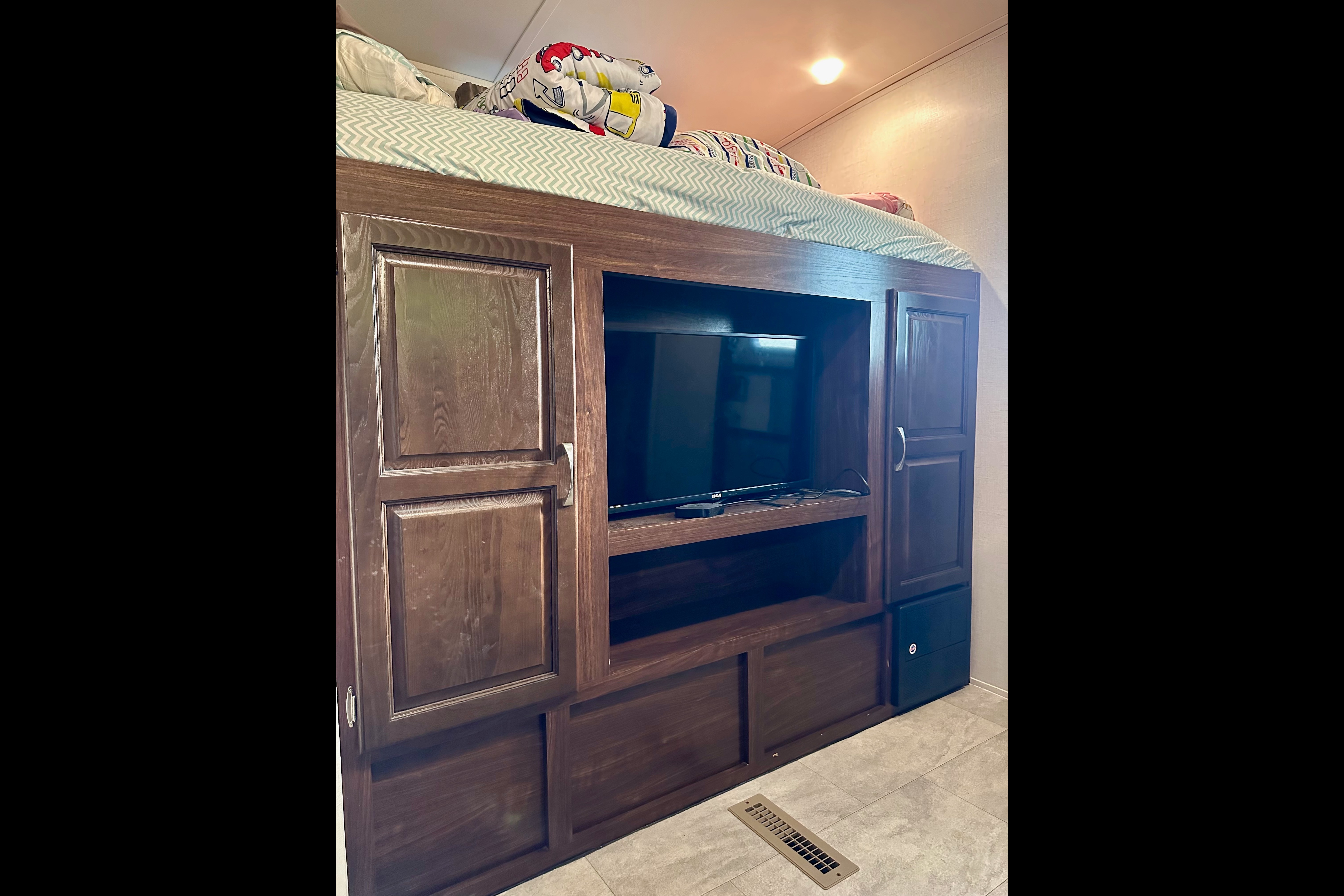 The Hutchins' Palomino 312TSQBK Travel Trailer