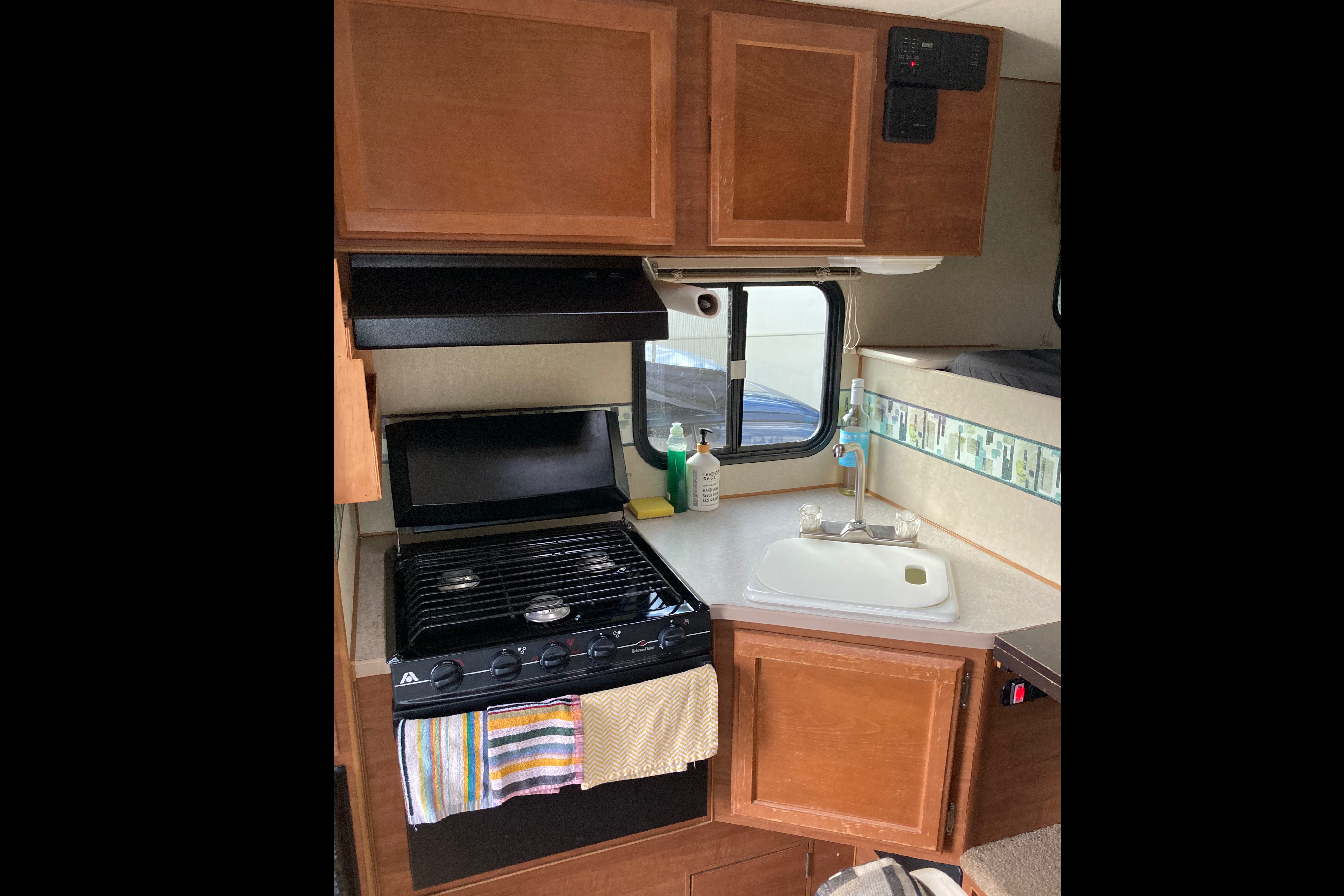 4x4 RAM 3500 with Lance Truck Camper (STARLINK INTERNET)