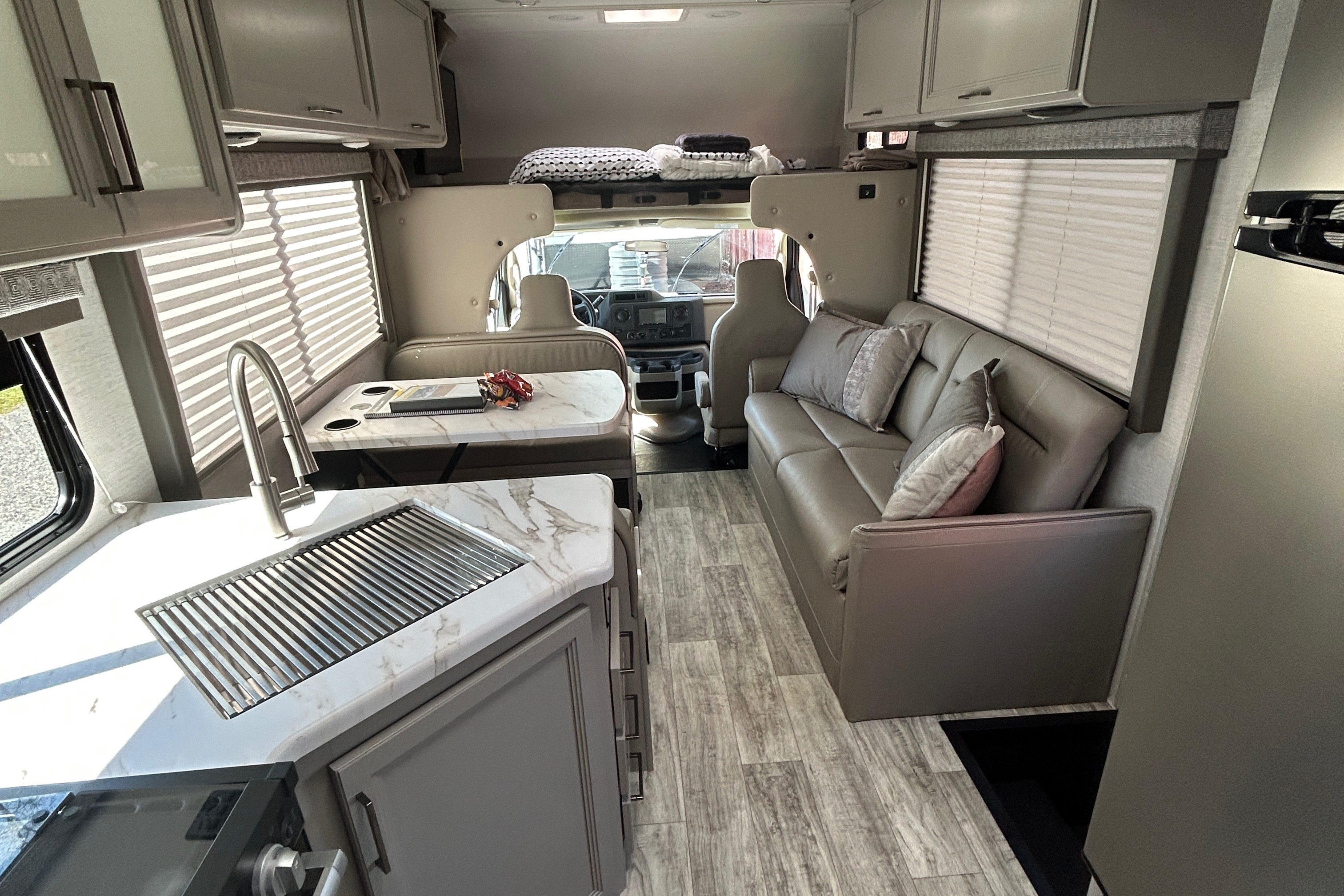 New 2025 Thor Chateau 30ft. with free private shuttle - Marie