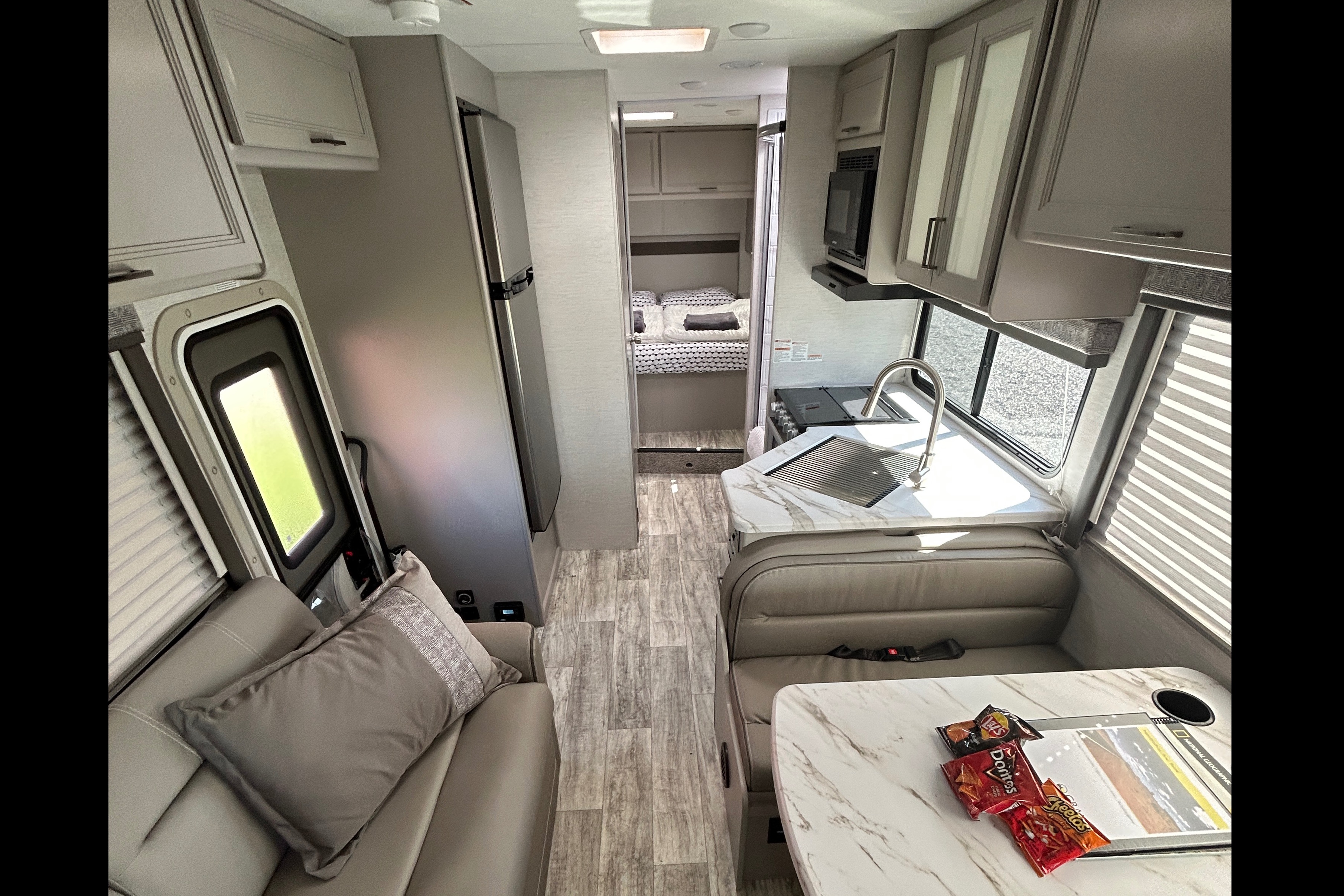 New 2025 Thor Chateau 30ft. with free private shuttle - Marie