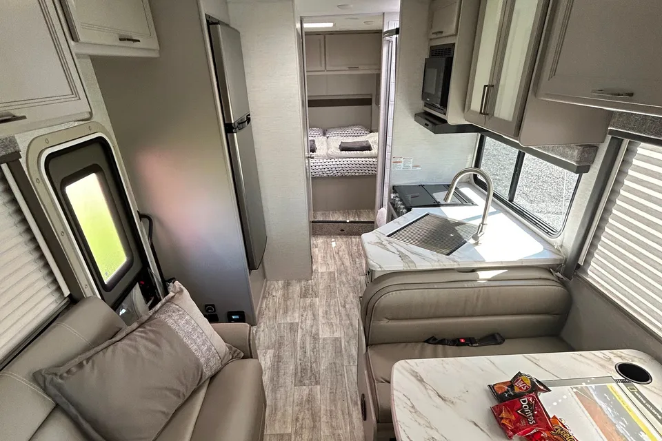 New 2025 Thor Chateau 30ft. with free private shuttle - Marie