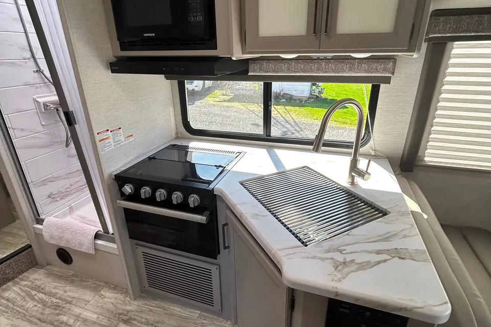 New 2025 Thor Chateau 30ft. with free private shuttle - Marie