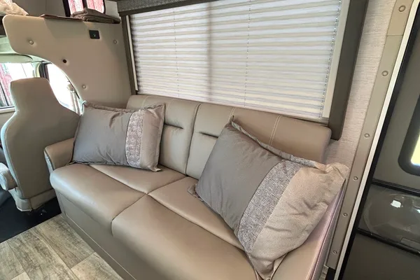 New 2025 Thor Chateau 30ft. with free private shuttle - Marie