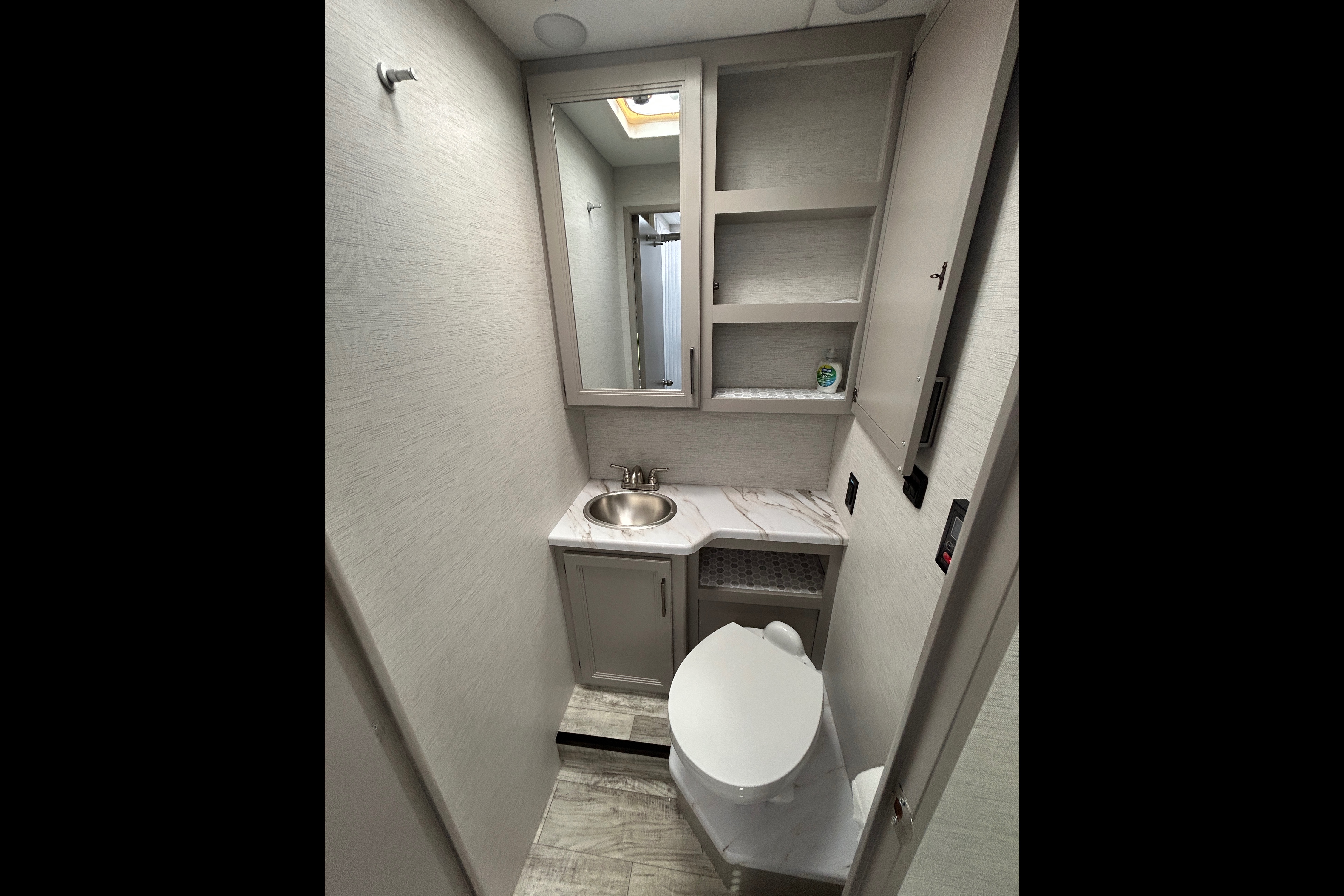 New 2025 Thor Chateau 30ft. with free private shuttle - Marie