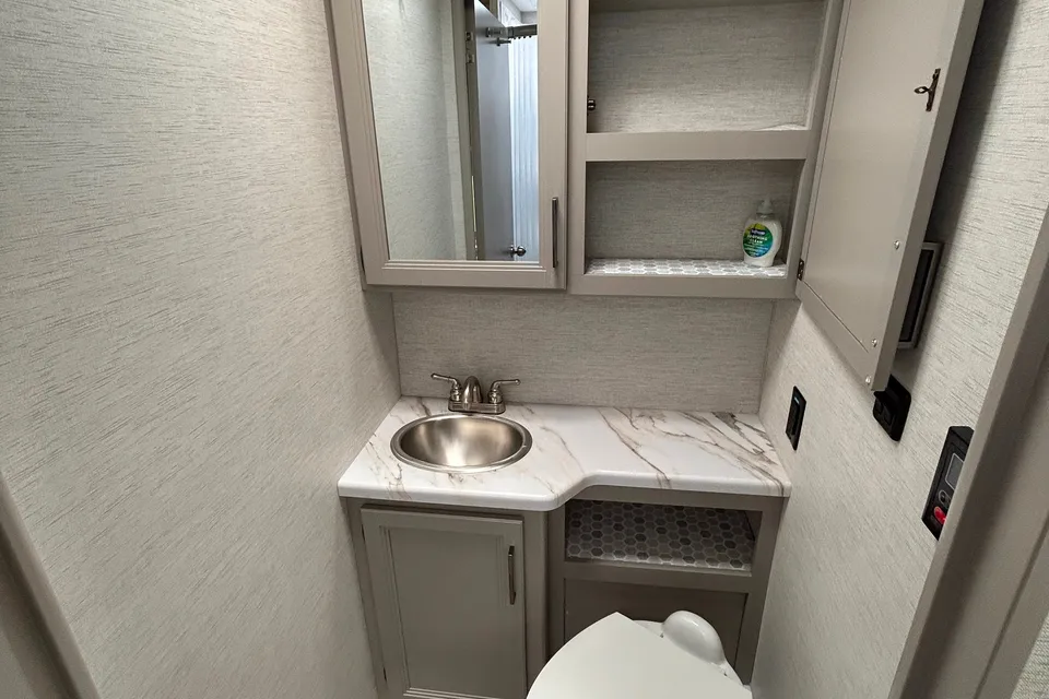 New 2025 Thor Chateau 30ft. with free private shuttle - Marie