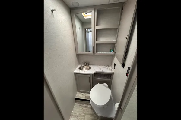 New 2025 Thor Chateau 30ft. with free private shuttle - Marie