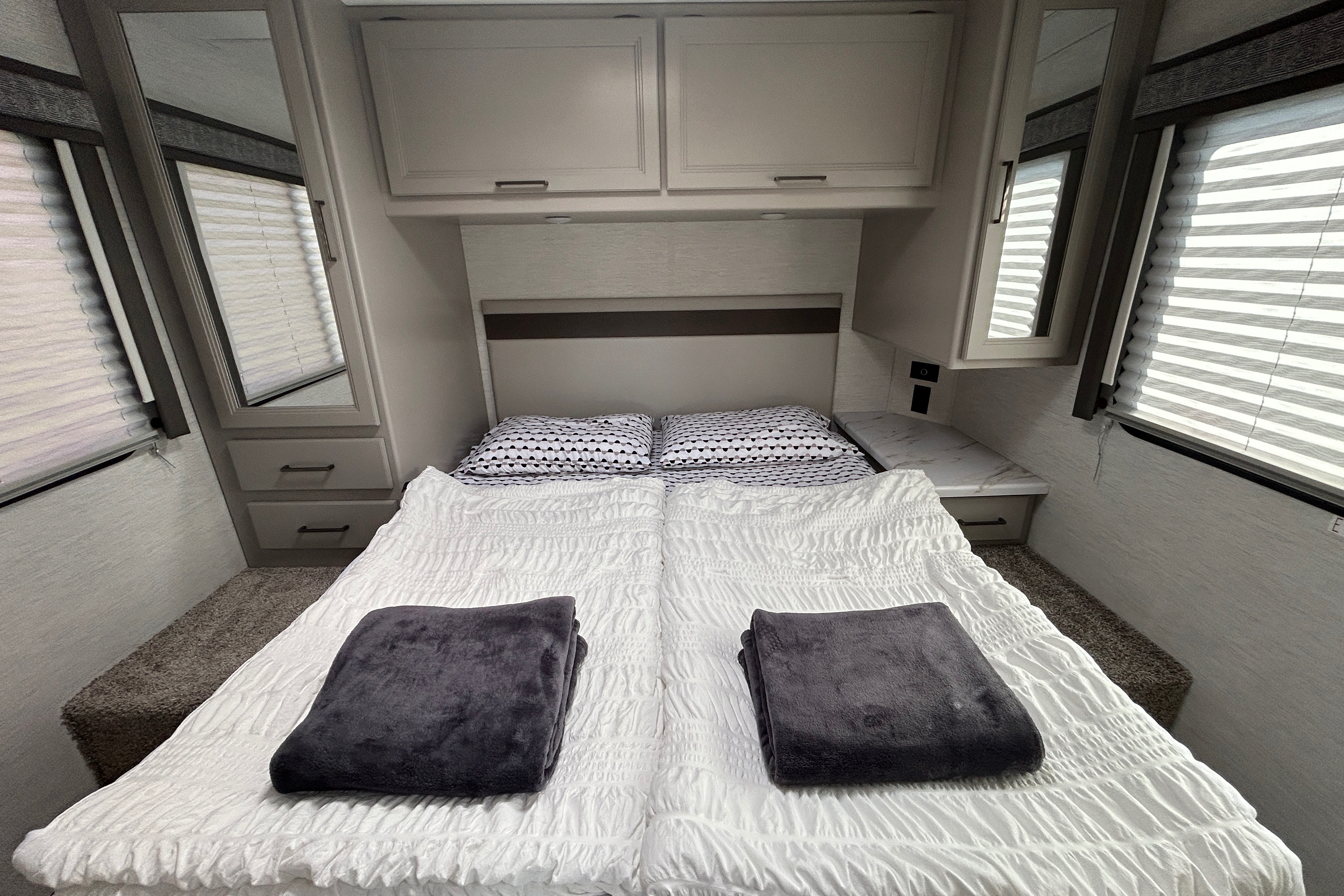 New 2025 Thor Chateau 30ft. with free private shuttle - Marie