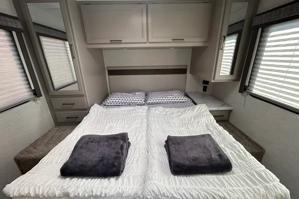 New 2025 Thor Chateau 30ft. with free private shuttle - Marie