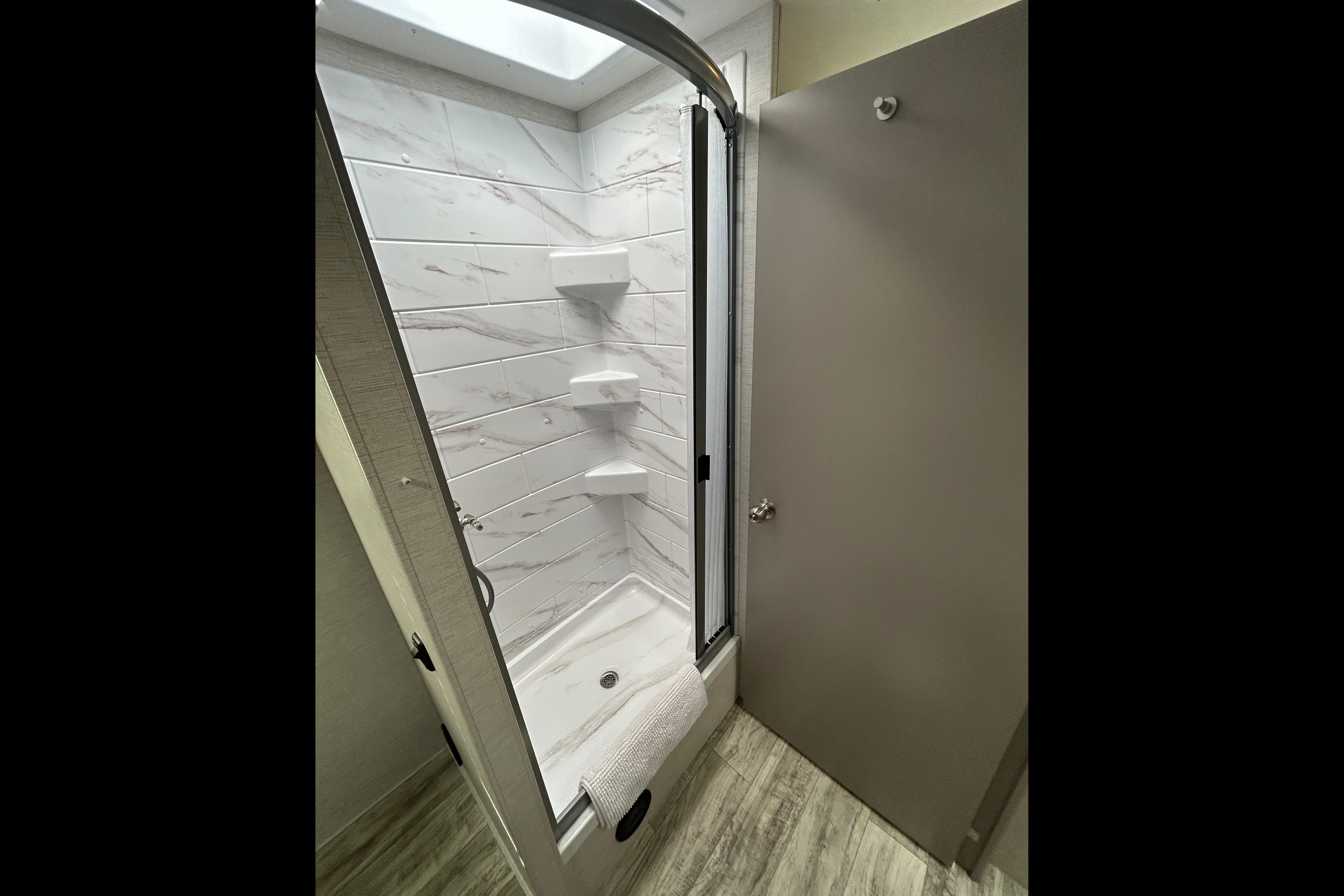 New 2025 Thor Chateau 30ft. with free private shuttle - Marie