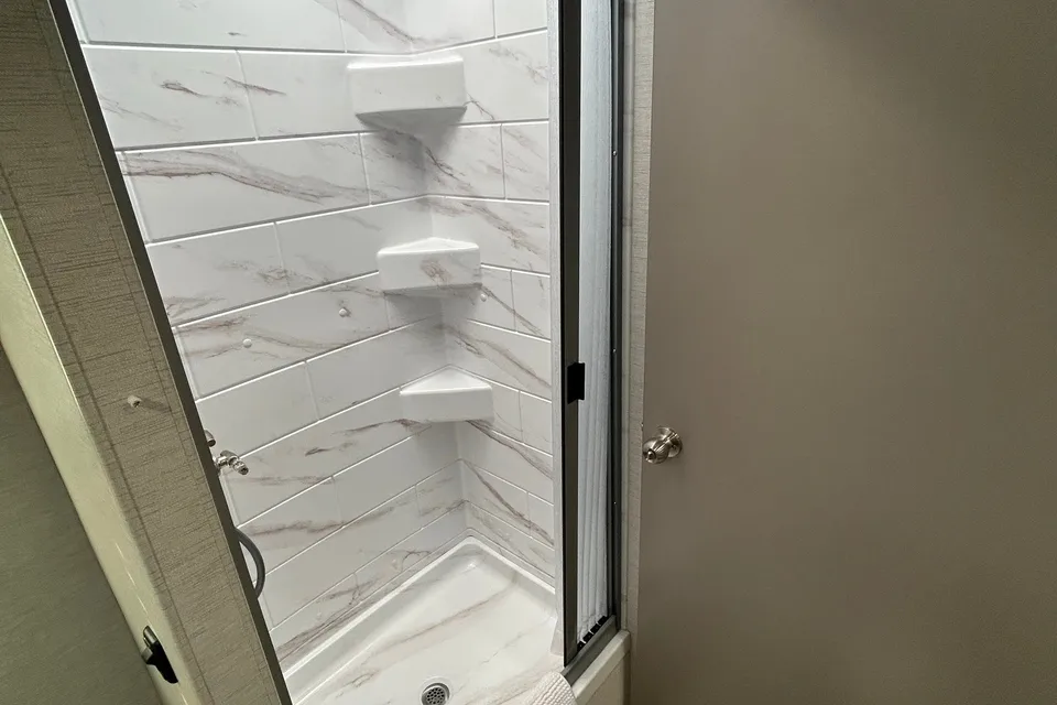 New 2025 Thor Chateau 30ft. with free private shuttle - Marie