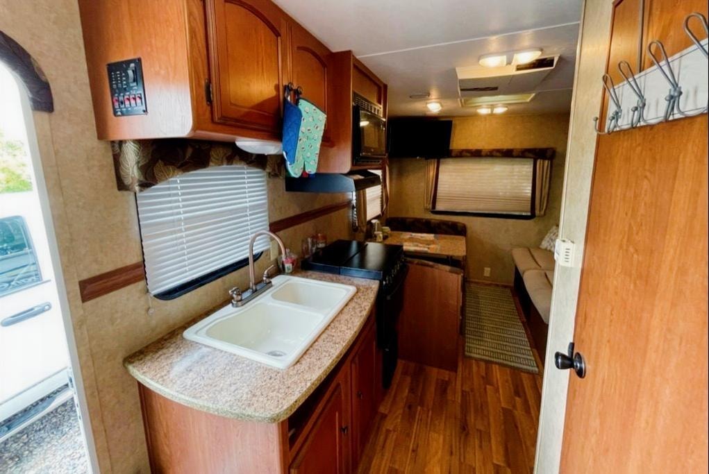 Liz and Steven's Dutchmen Coleman  Travel Trailer