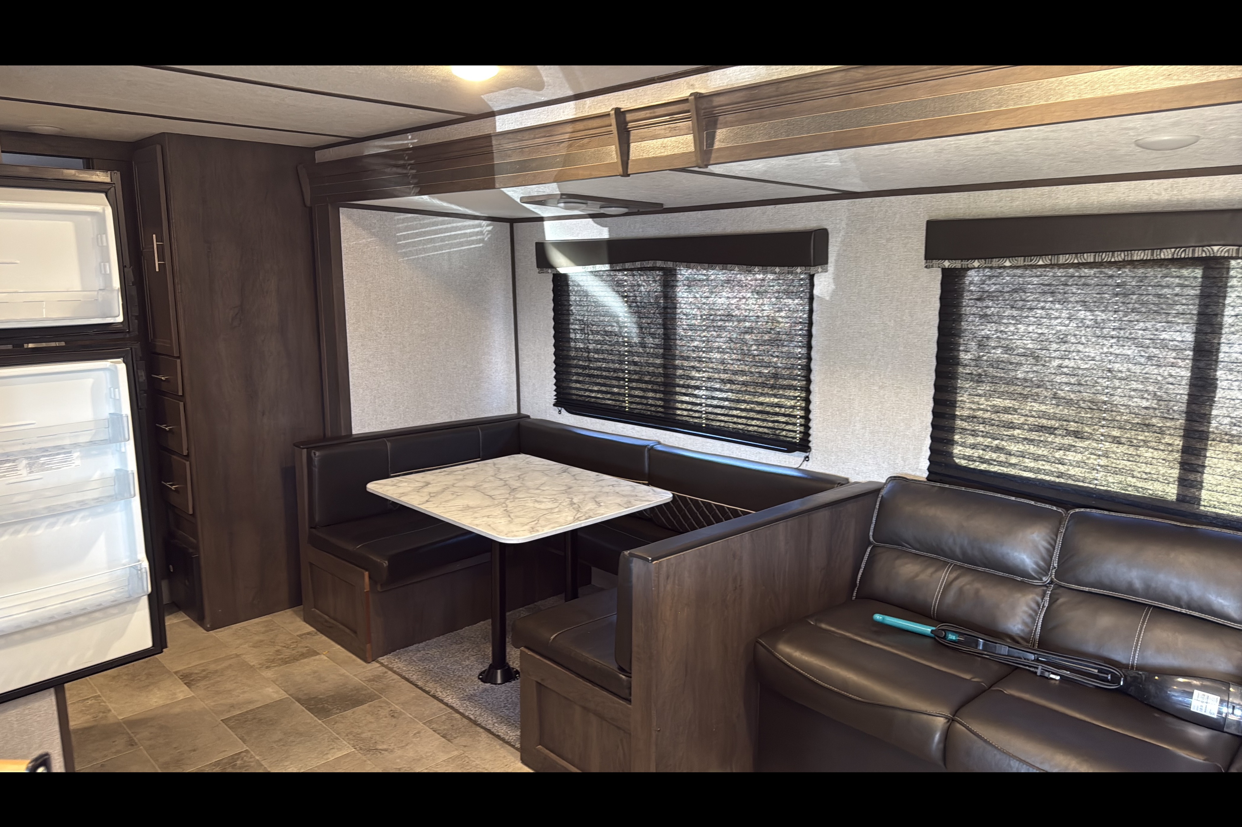 Jeffery's Coleman Lantern 295QB Travel Trailer