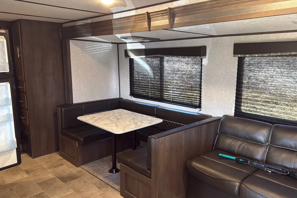 Jeffery's Coleman Lantern 295QB Travel Trailer