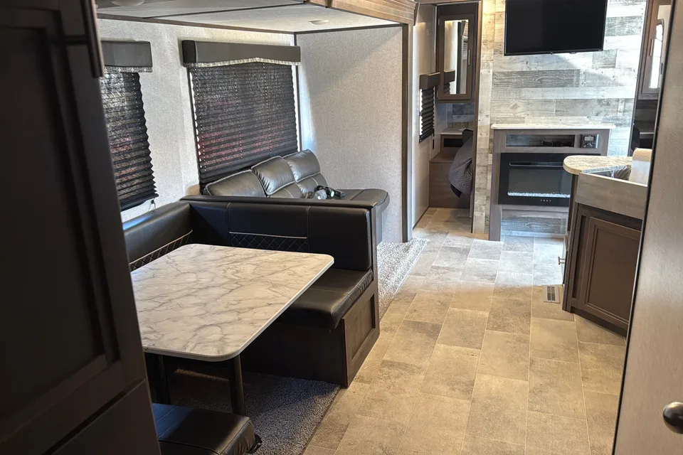 Jeffery's Coleman Lantern 295QB Travel Trailer