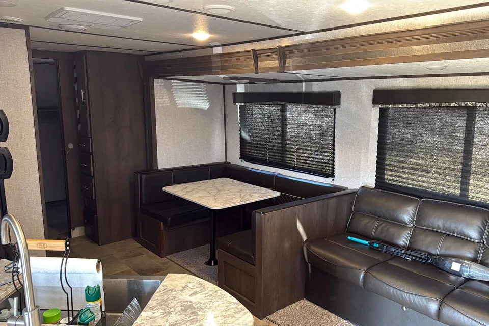 Jeffery's Coleman Lantern 295QB Travel Trailer