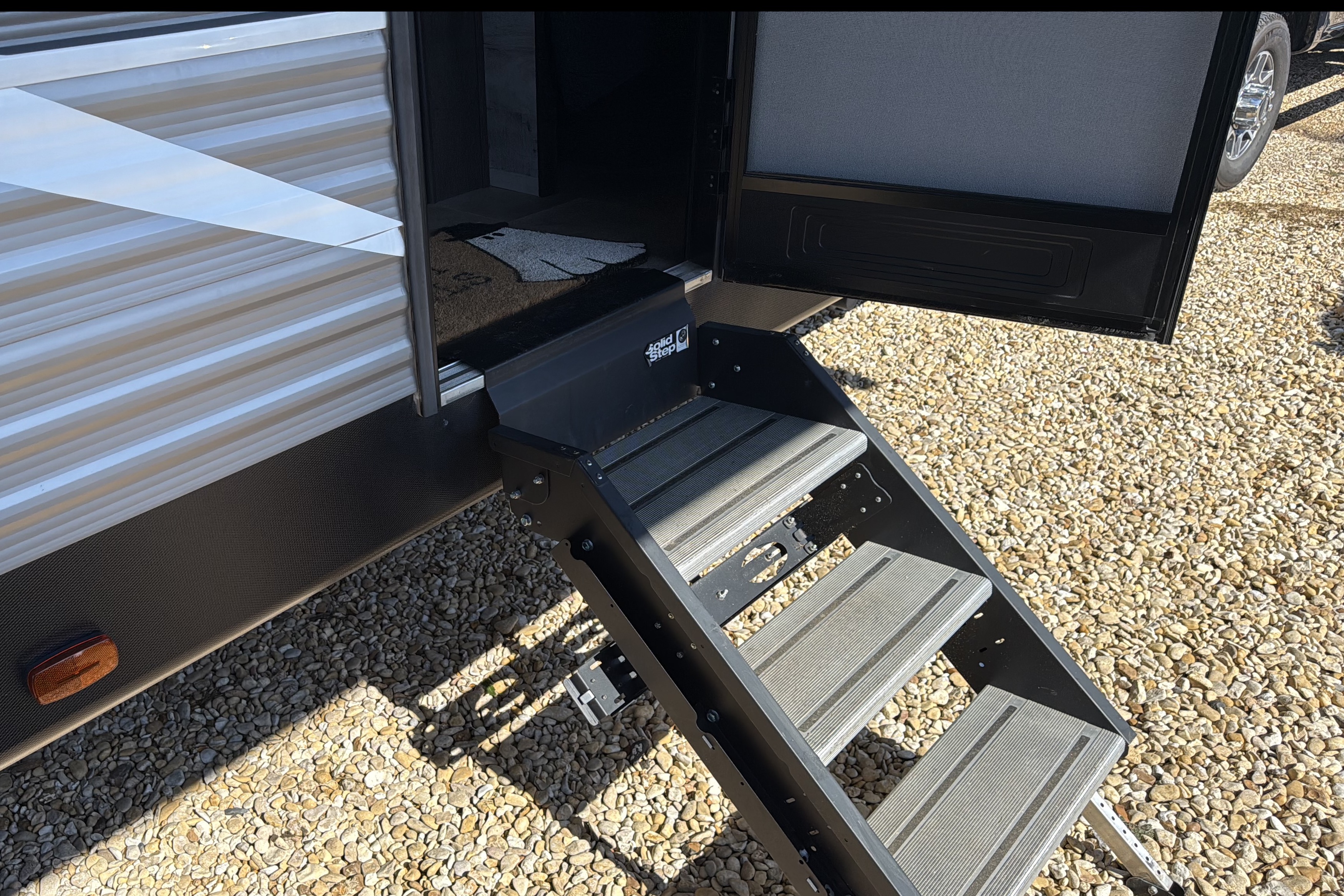 Jeffery's Coleman Lantern 295QB Travel Trailer