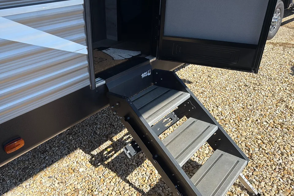 Jeffery's Coleman Lantern 295QB Travel Trailer