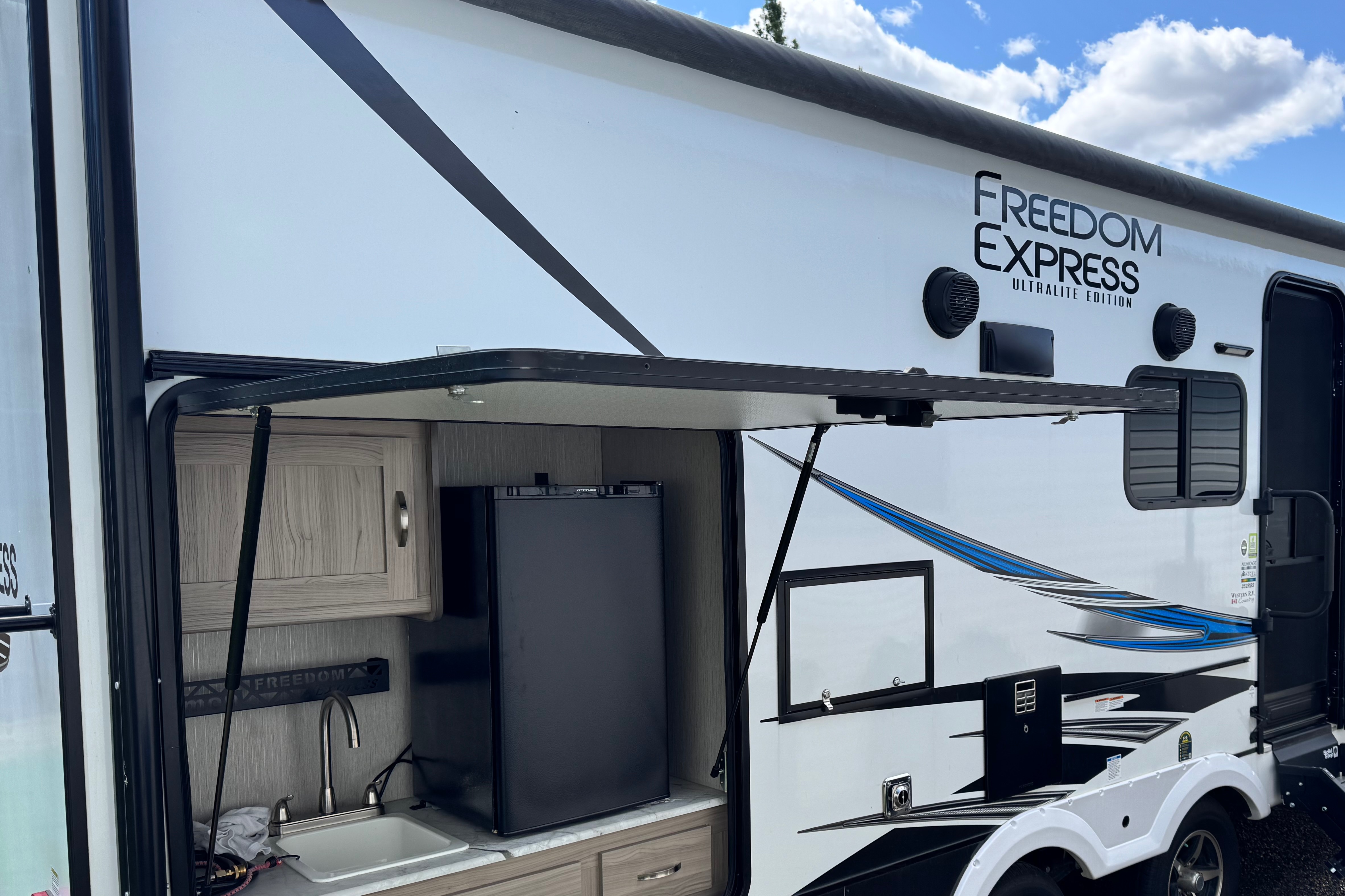 Whiteson's Coachmen 252 RBS Freedom Express Travel Trailer