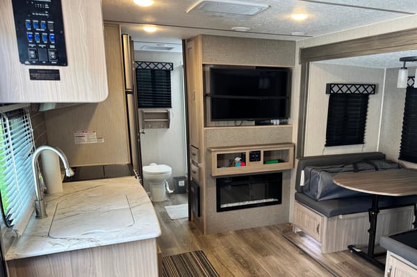Whiteson's Coachmen 252 RBS Freedom Express Travel Trailer