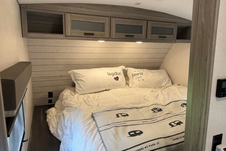 D&K Keystone 2400 RB Travel Trailer