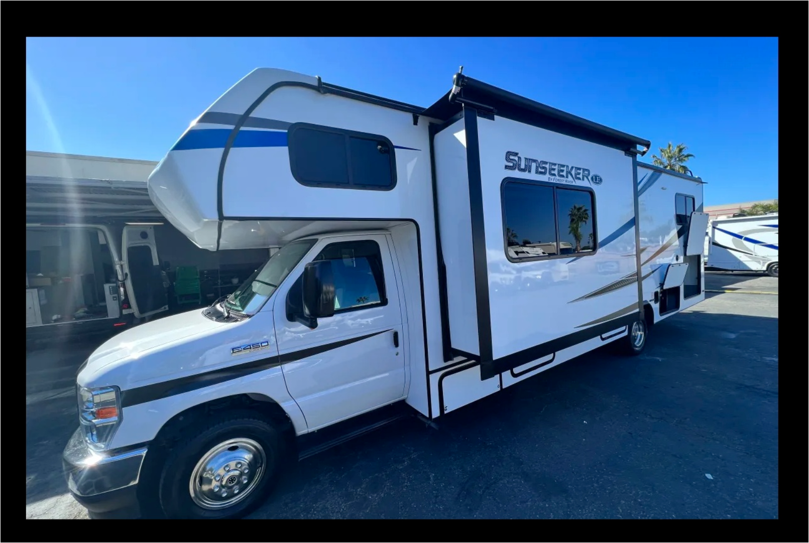 C15 Luxury SUNSEEKER 10 Sleeper w Bunks! 2 SlideRooms - STARLINK Internet